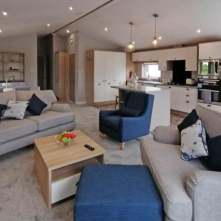 The Springs Lakeside Holiday Park Fladbury Exterior photo