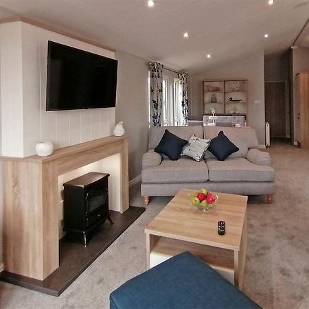 The Springs Lakeside Holiday Park Fladbury Exterior photo
