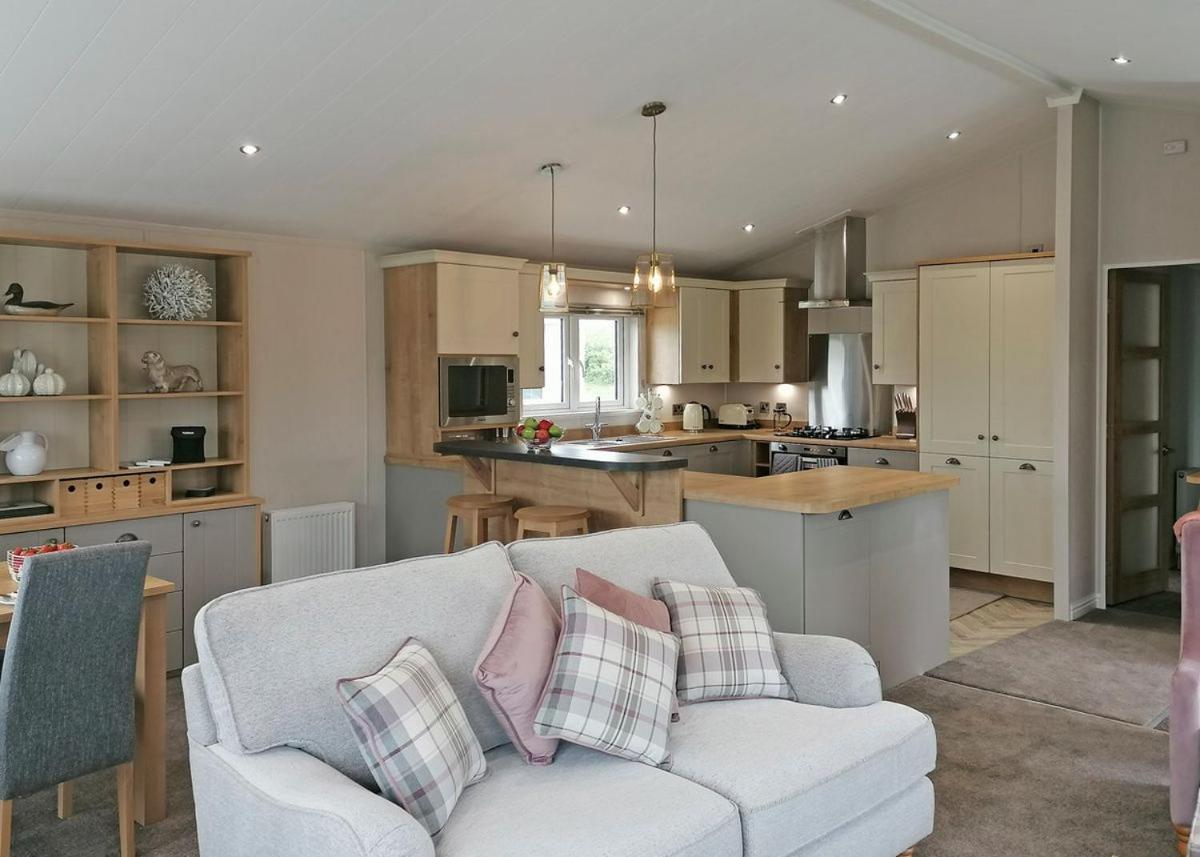The Springs Lakeside Holiday Park Fladbury Exterior photo