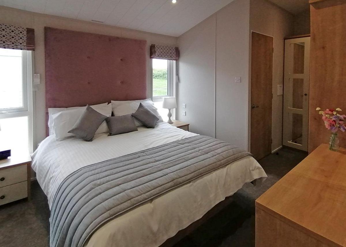 The Springs Lakeside Holiday Park Fladbury Exterior photo