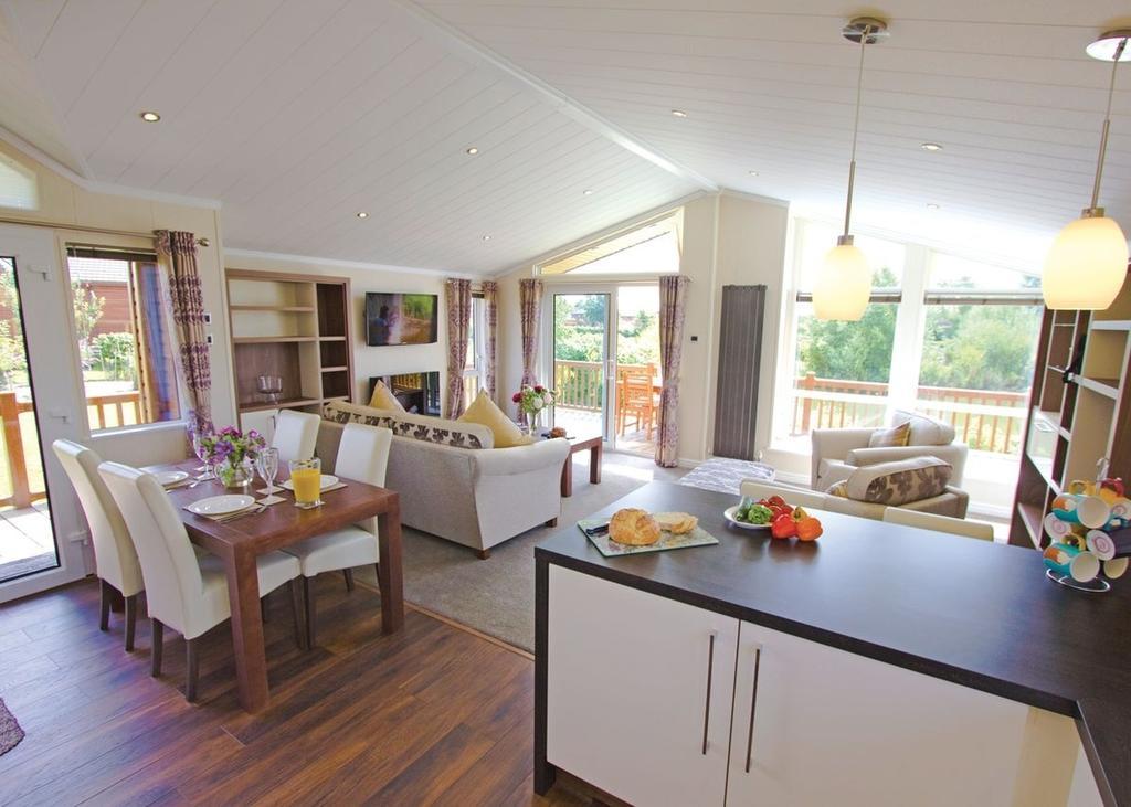The Springs Lakeside Holiday Park Fladbury Room photo